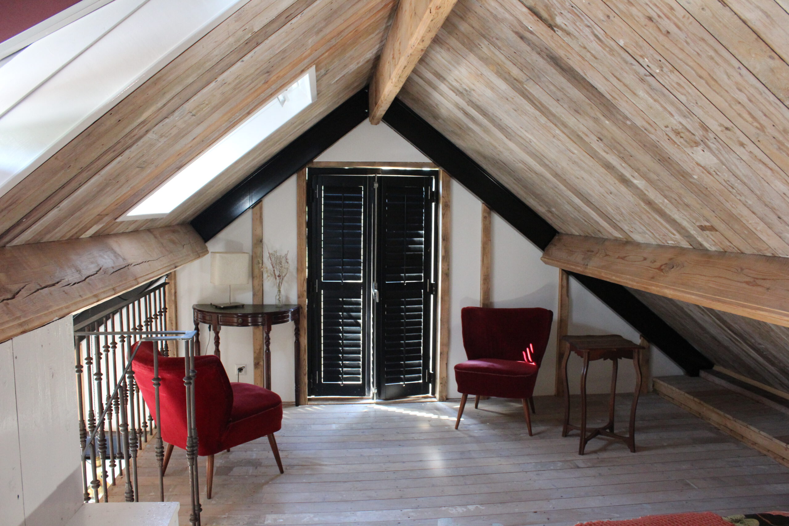 slaapkamer boven met 2 eenpersoonsbedden en een zitje.